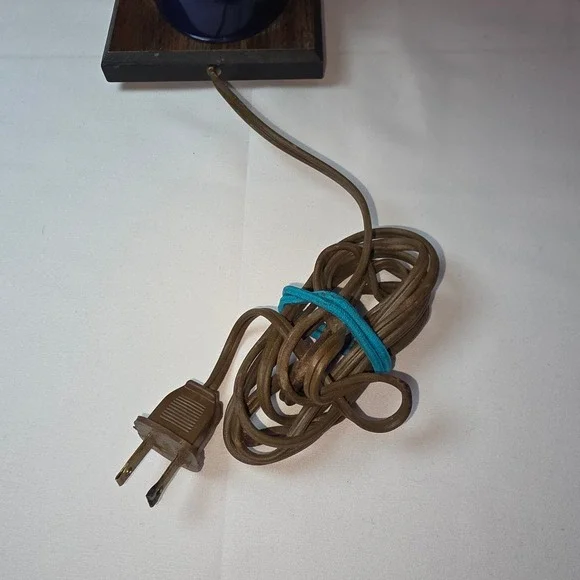 Vintage New York Yankees MLB Baseball Batting Helmet Desk Lamp with Shade - Picture 4 of 5